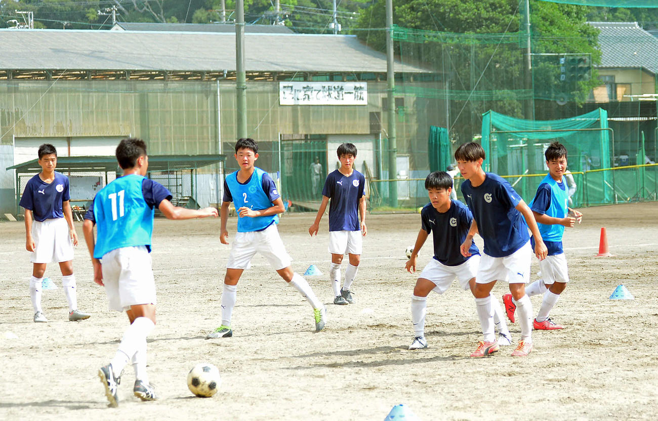 内田が汗を流したグラウンドで後輩たちも練習に励む