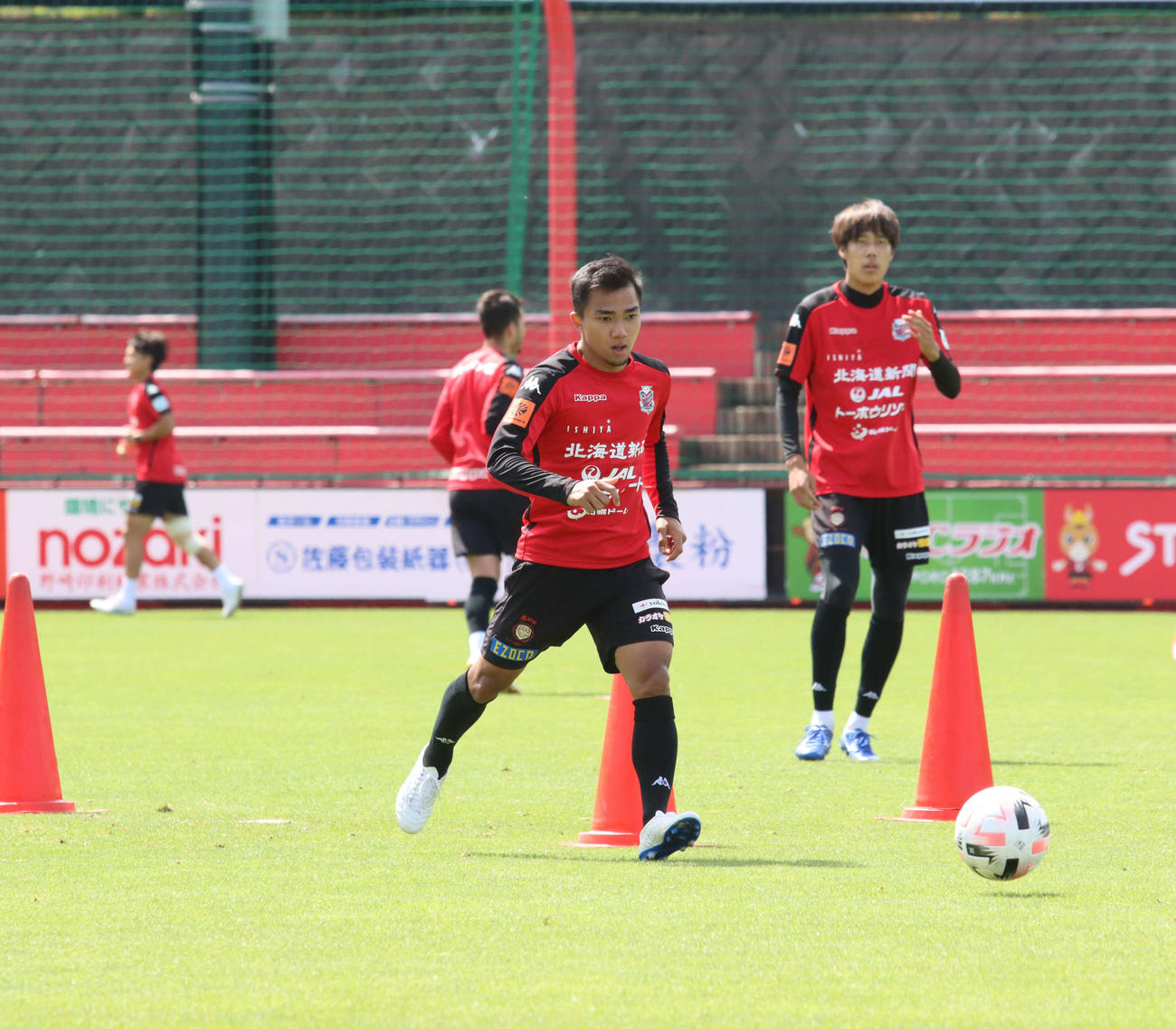 ドリブルでボールを運ぶ札幌MFチャナティップ（手前）（撮影・保坂果那）