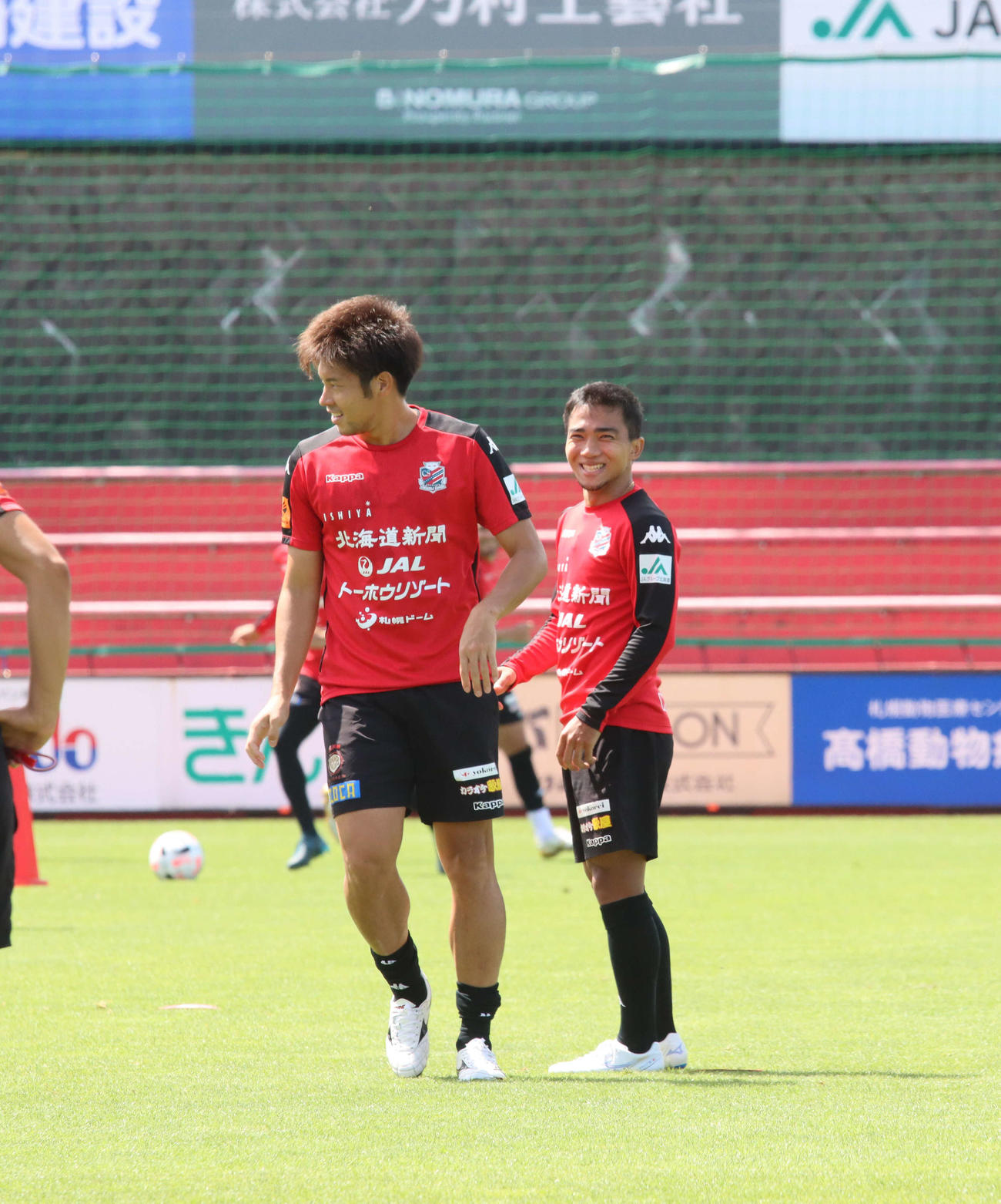 練習中に笑い合う札幌MFチャナティップ（右）とMF深井（撮影・保坂果那）