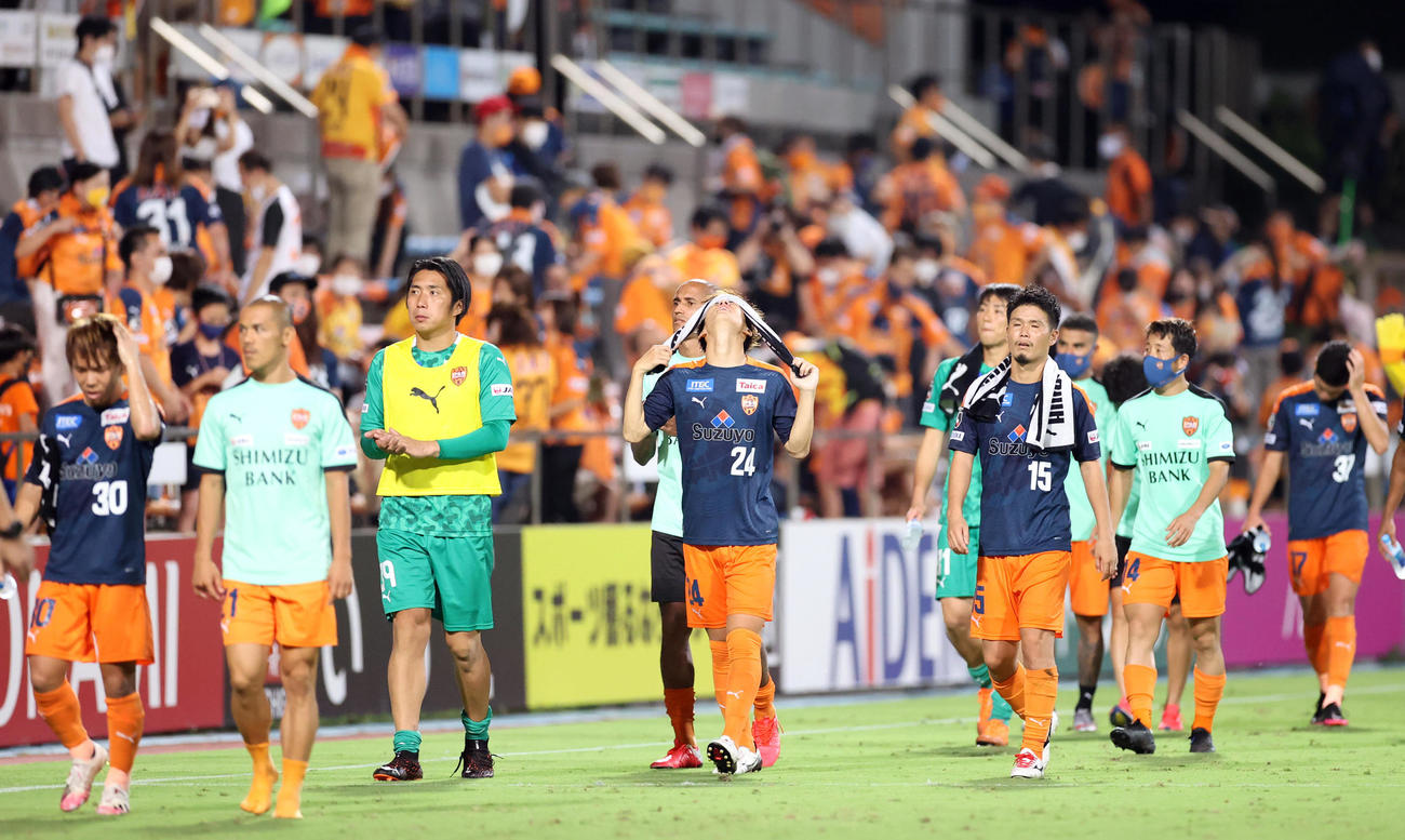 清水対横浜FC　試合後、悔しそうな表情でサポーターにあいさつに向かう清水の選手たち（撮影・狩俣裕三）