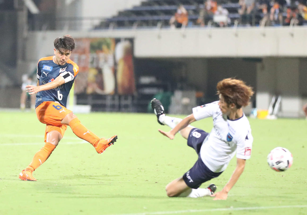 清水対横浜FC　後半、ゴールを決める清水MF竹内（撮影・狩俣裕三）
