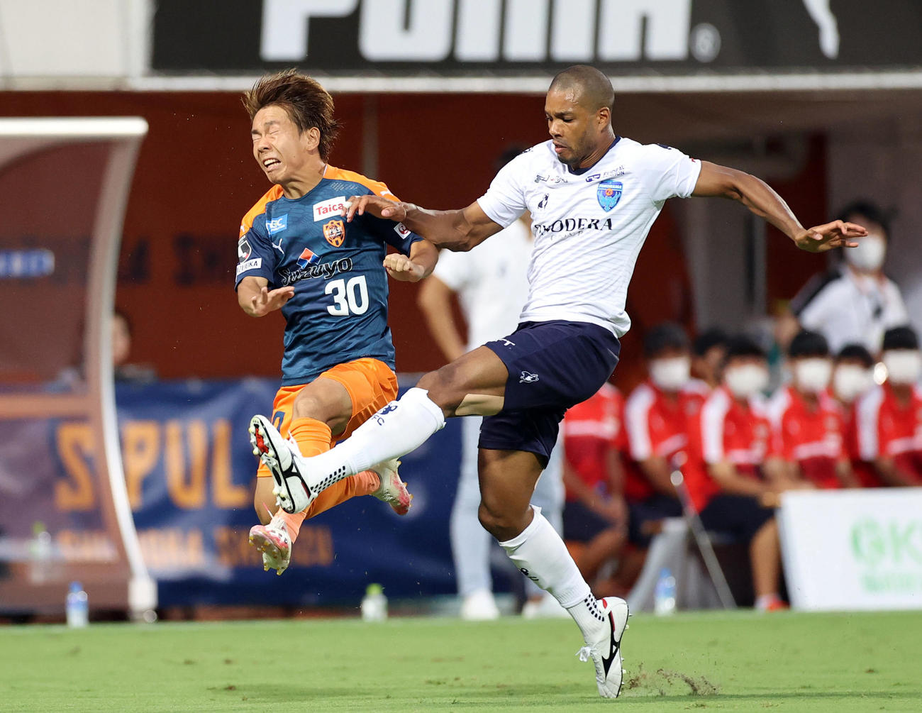 清水対横浜FC　前半、横浜FC・DFカルフィン・ヨンアピン（右）と激しく競り合う清水FW金子（撮影・狩俣裕三）