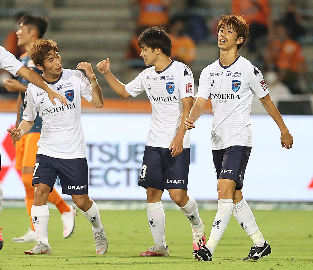 清水対横浜FC　前半、先制ゴールを決め、横浜FC・MF松浦（左）とタッチを交わすFW斉藤（撮影・狩俣裕三）