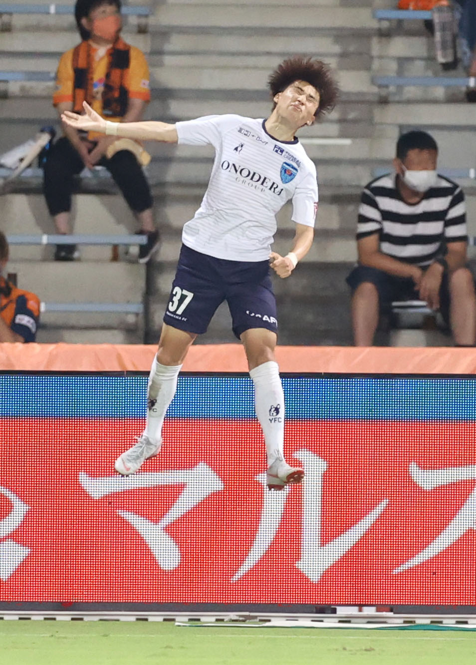 清水対横浜FC　後半、ゴールを決め、喜びを爆発させる横浜FC・MF松尾（撮影・狩俣裕三）