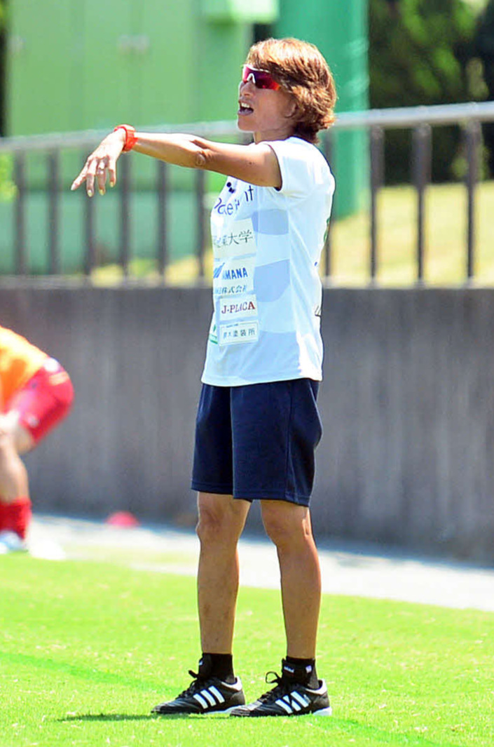 選手に指示を出す静岡SSUアスレジーナの本田監督