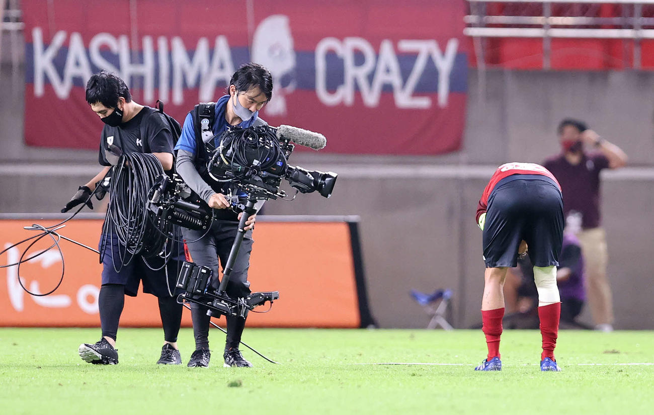 鹿島対G大阪　試合終了しうつむく鹿島DF内田（撮影・鈴木正人）