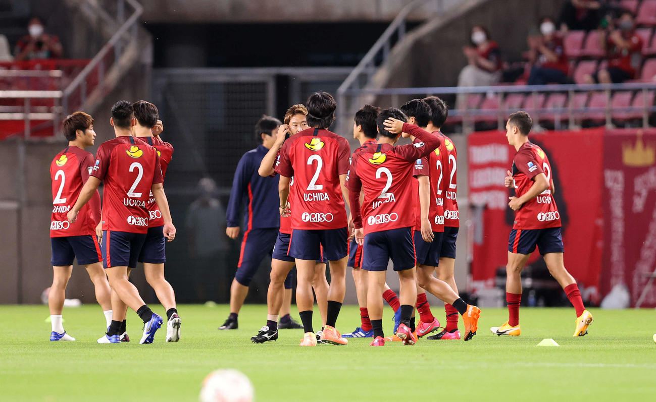 鹿島対G大阪　背番号2を付け練習する鹿島の選手たち（撮影・鈴木正人）