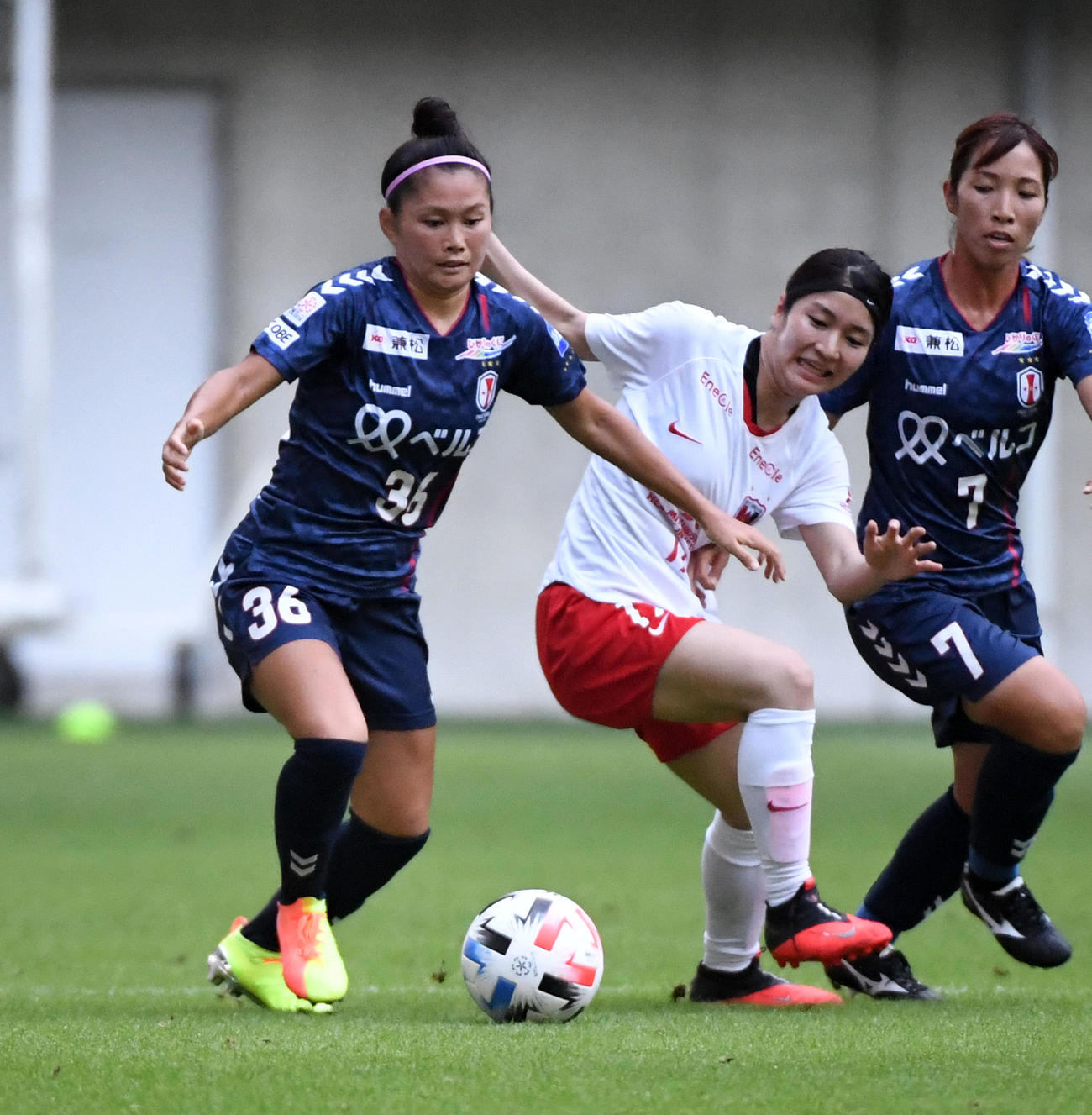 INAC神戸対浦和　後半、浦和MF遠藤（右）と激しく競り合うINAC神戸MF川澄（撮影・前岡正明）