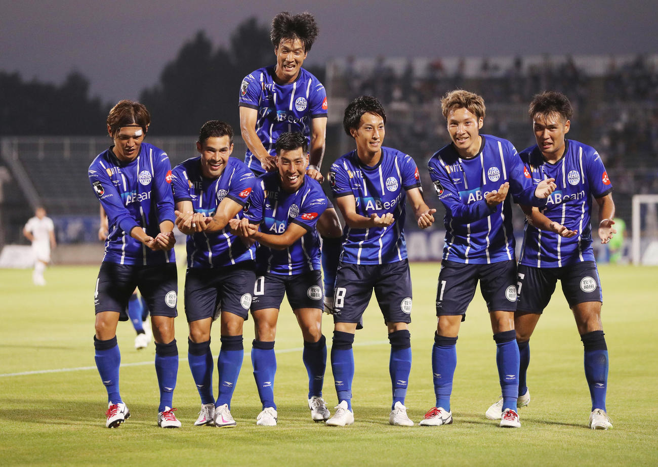 山形対甲府　前半、先制ゴールを決めた山形MF加藤（左から3人目）はイレブンからゆりかごポーズで祝福