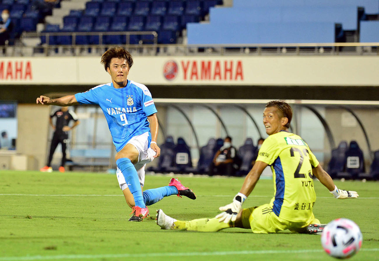 前半37分、左足でゴールを狙う磐田FW小川航（左）