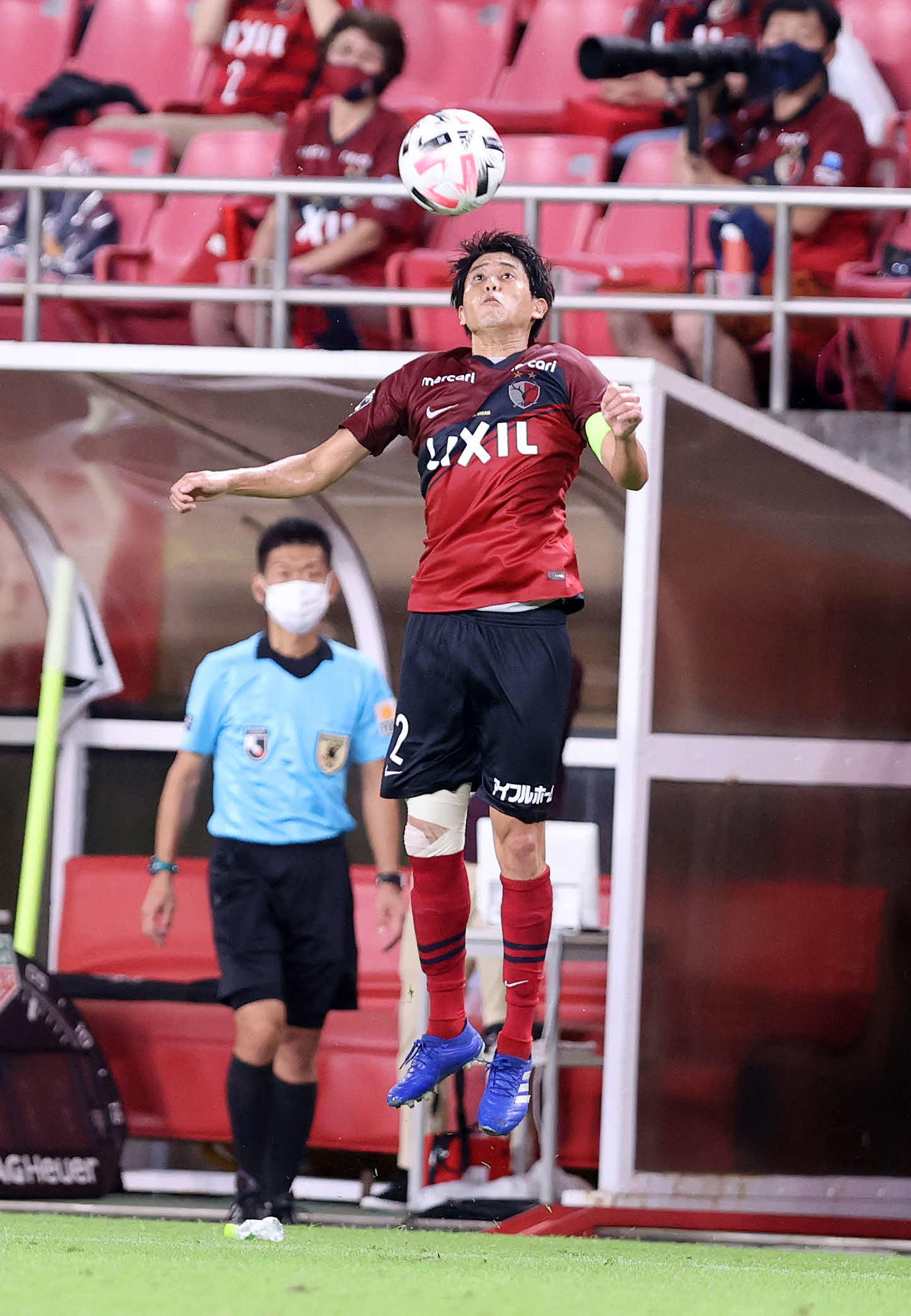 鹿島対G大阪　後半、ジャンプして胸でトラップする鹿島DF内田（撮影・鈴木正人）