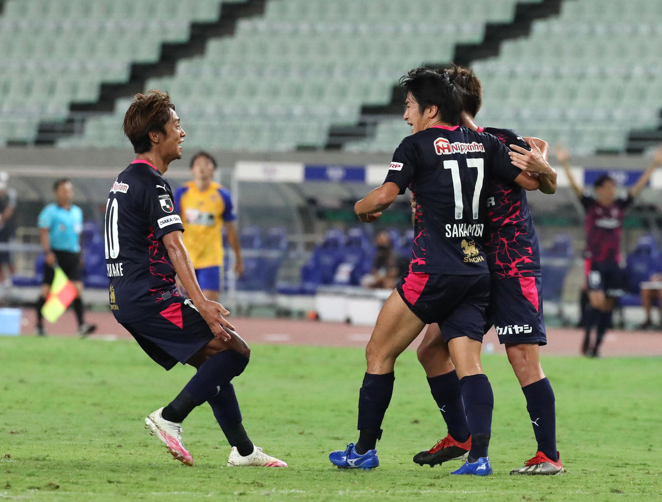 C大阪対仙台　後半、ゴールを決めたC大阪DF坂元（右）はMF清武（左）らと喜びあう（撮影・白石智彦）