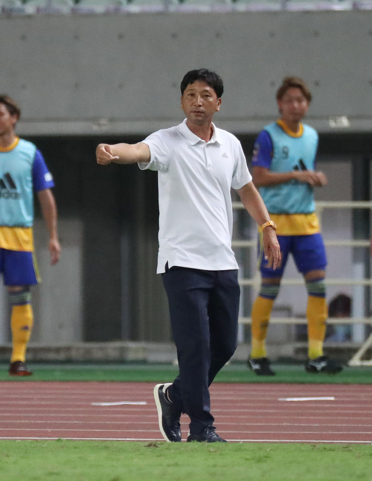 後半、選手に指示を出す仙台木山隆之監督（撮影・白石智彦）