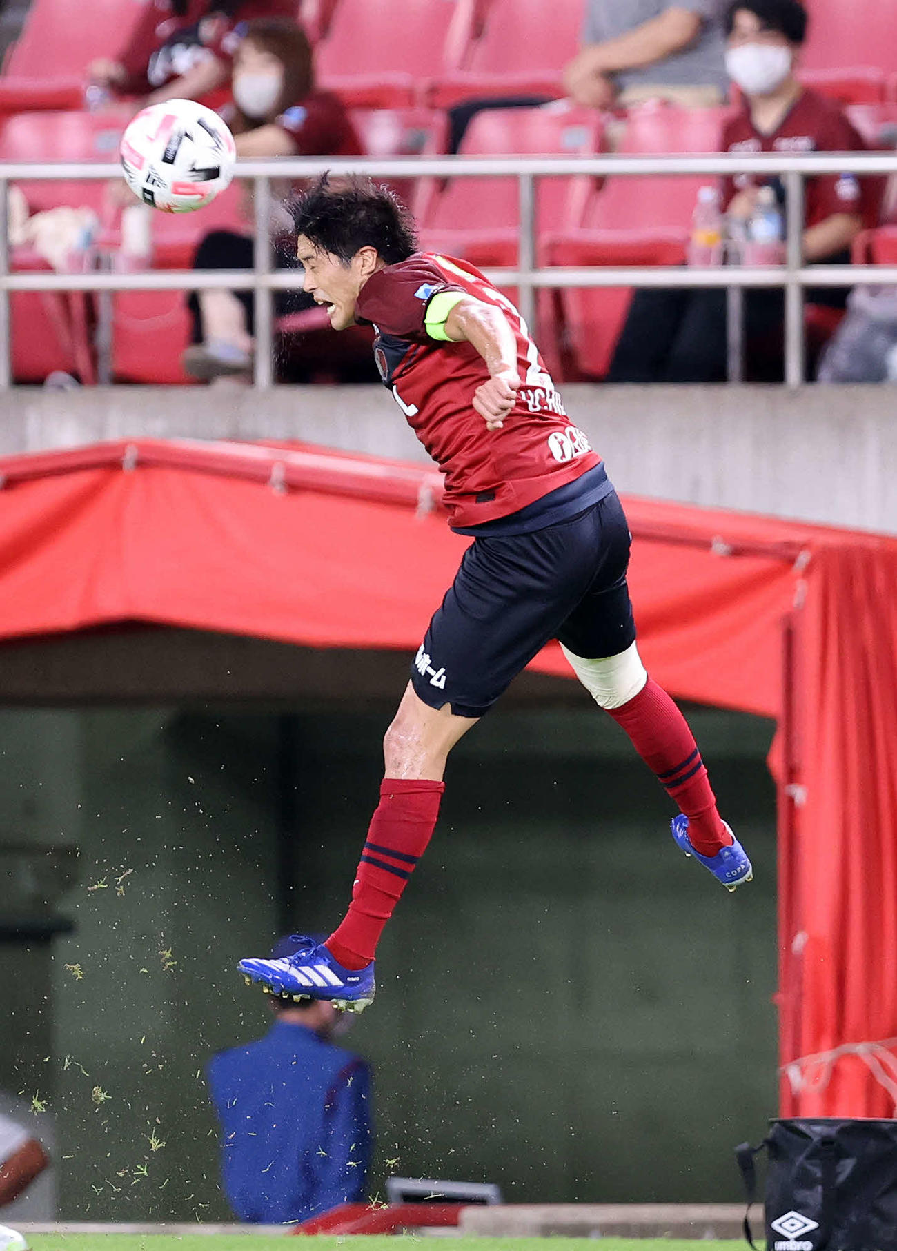 鹿島対G大阪　後半、ジャンプしてヘディングする鹿島DF内田（撮影・鈴木正人）