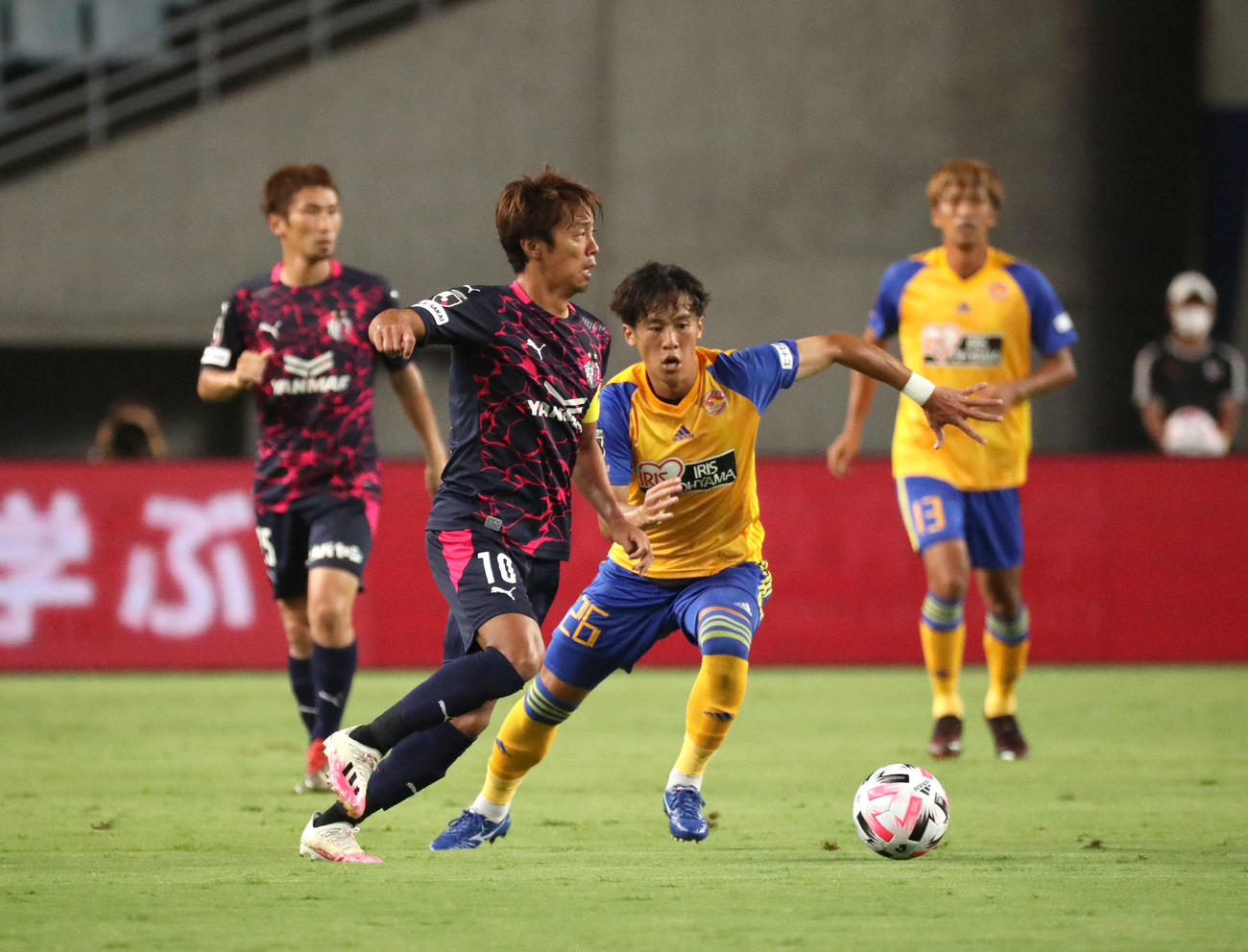 C大阪対仙台　前半、競り合うC大阪、MF清武（左）と仙台MF浜崎（撮影・白石智彦）