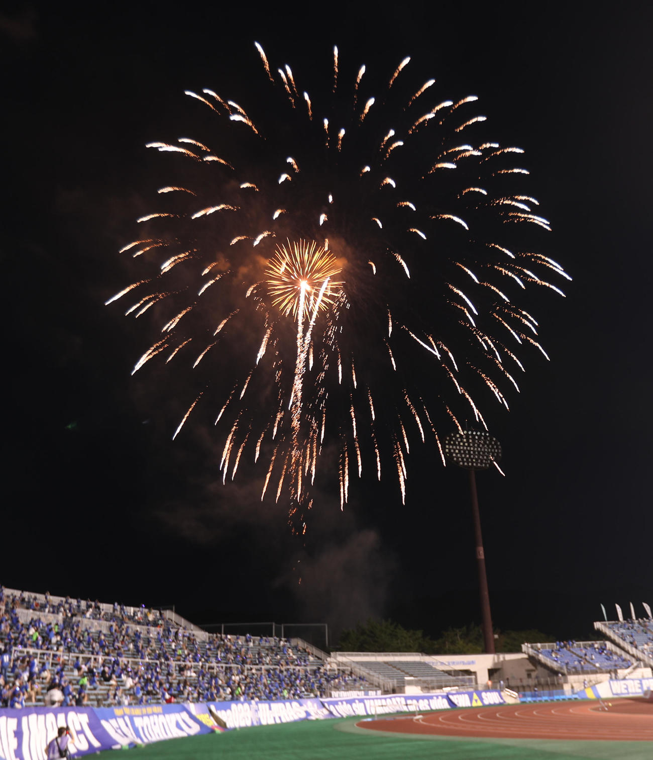 山形対甲府　ハーフタイムに打ち上げられた花火（撮影・野上伸悟）