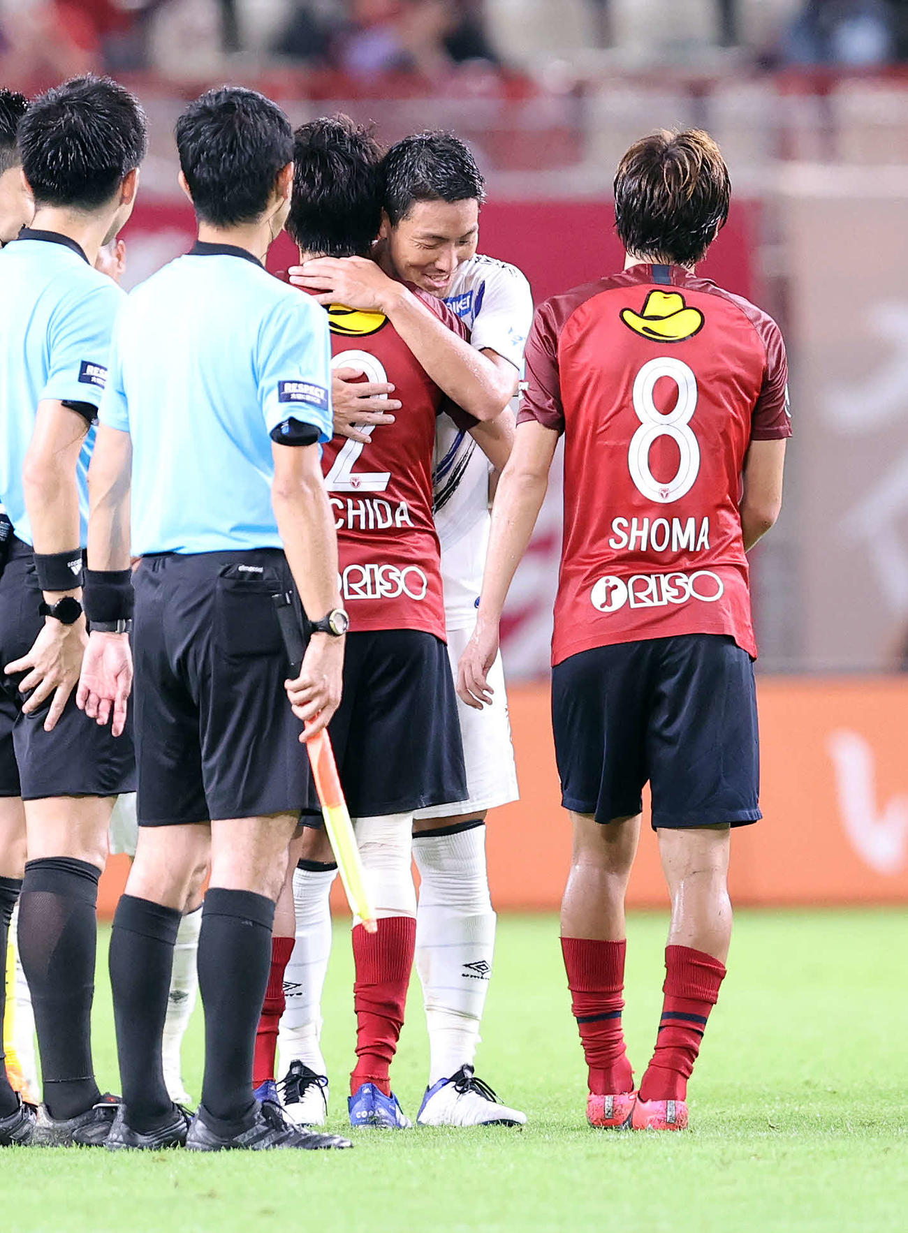 鹿島対G大阪　試合後、鹿島DF内田（中央左）に抱き付くG大阪DF昌子（撮影・鈴木正人）