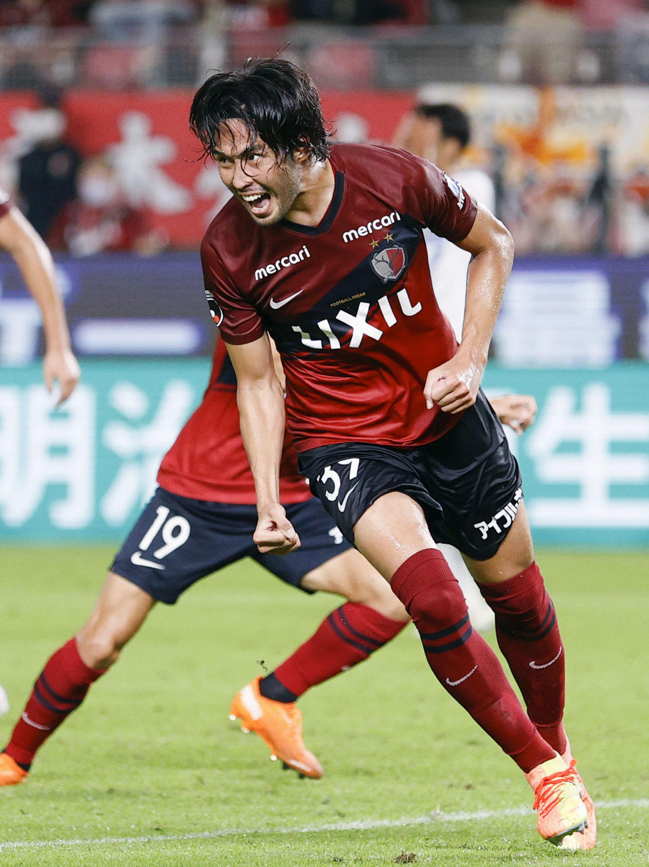 試合終了間際、同点ゴールを決め雄たけびを上げる鹿島犬飼（共同）