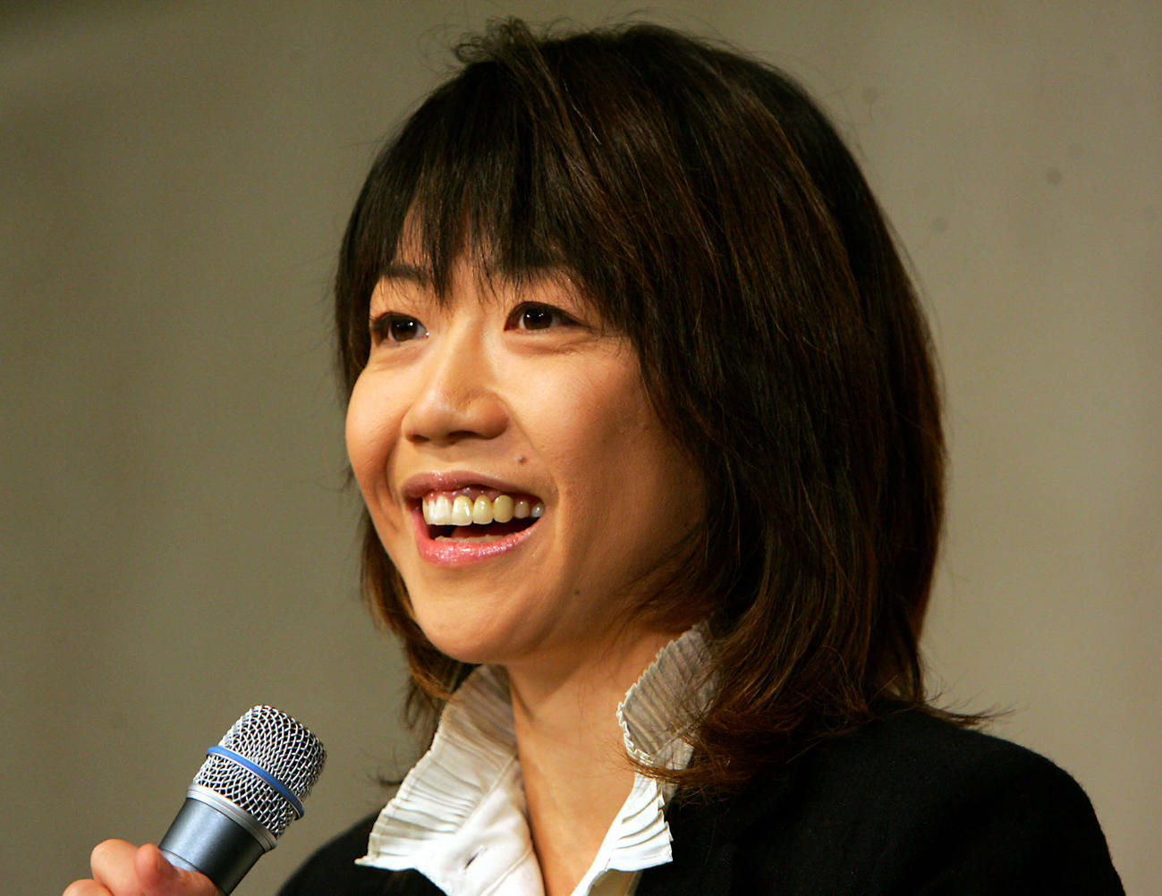 明るい表情で会見する高橋尚子（2008年10月28日撮影）
