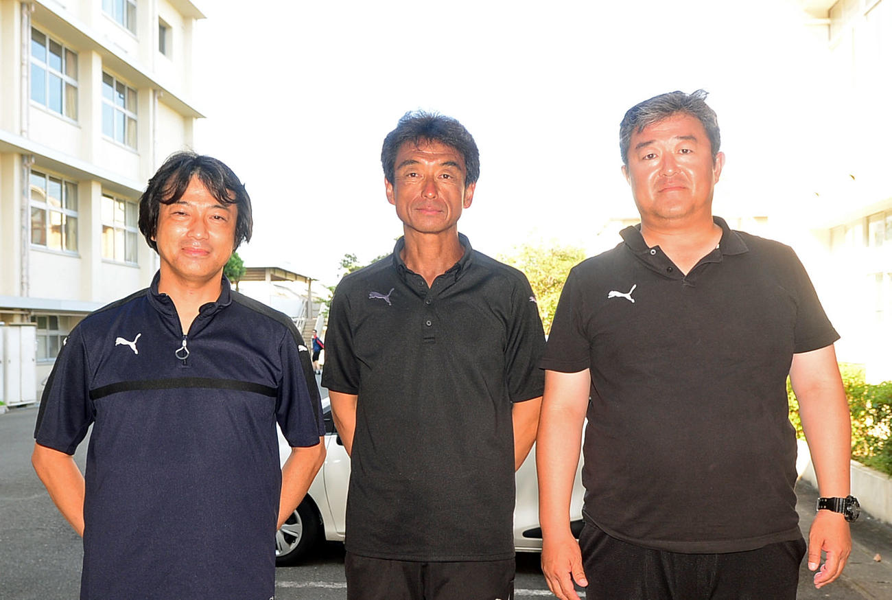 清水東高サッカー部時代の恩師3人。右から当時の渡辺コーチ、梅田監督、藤井副部長