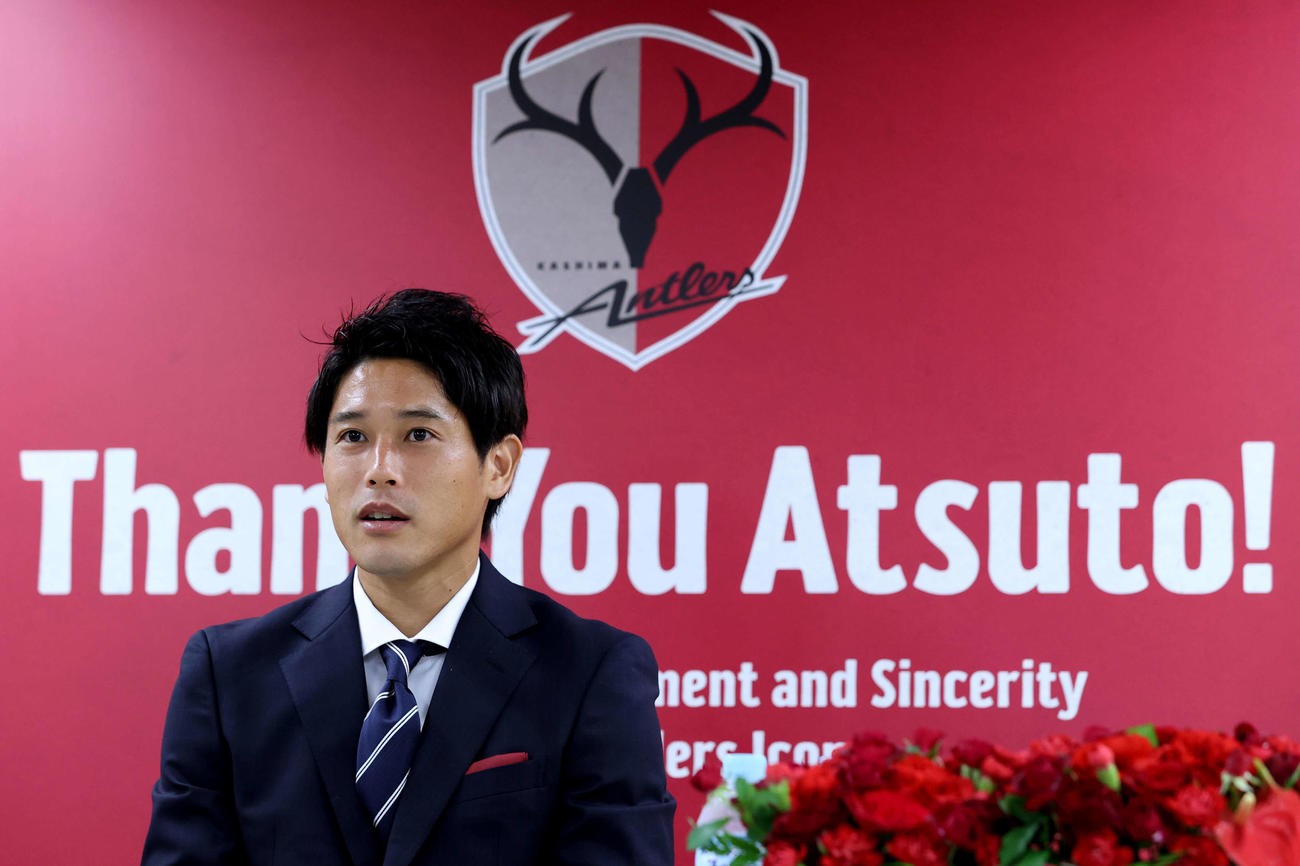 チームスーツに身を包み会見に臨む内田篤人（C）KASHIMA　ANTLERS