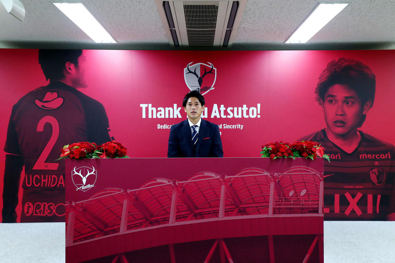 特設パネルの前で会見する鹿島の内田（C）KASHIMA　ANTLERS