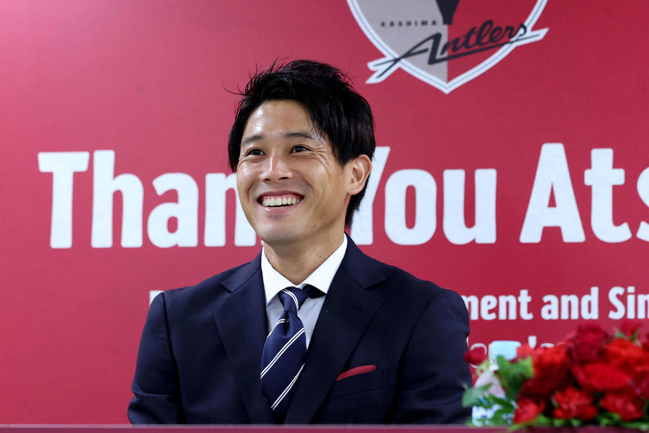 引退会見で笑顔の内田篤人（C）KASHIMA　ANTLERS