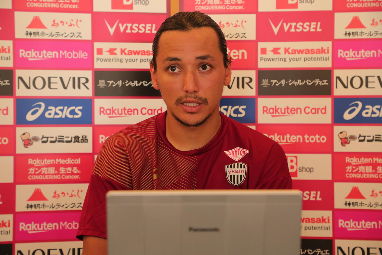 取材に応じる神戸DF大崎（C）VISSEL　KOBE