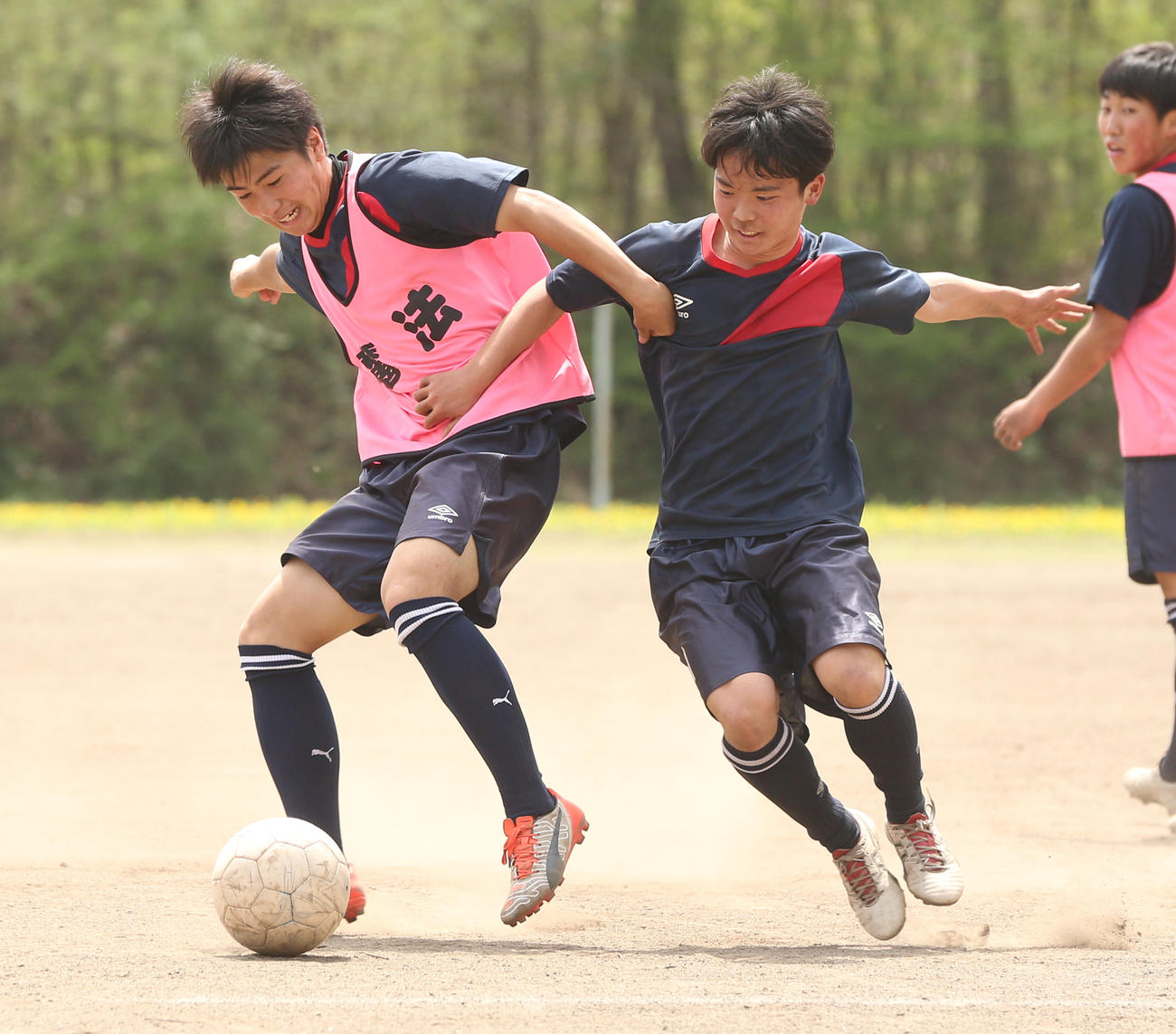 堅い守備でチームを引っ張る五戸DF榎本主将（左）（撮影・野上伸悟）