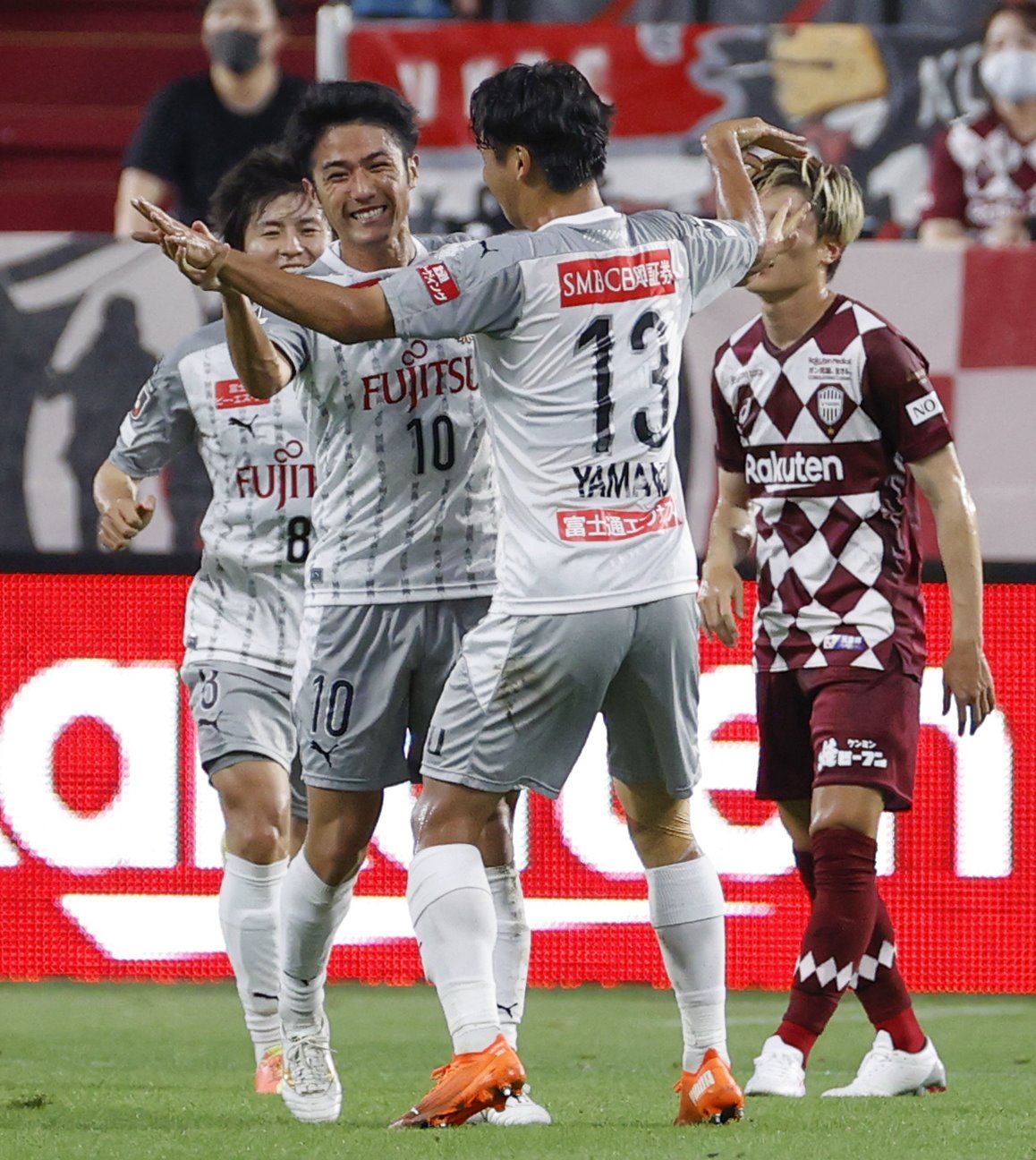 神戸対川崎F　前半、先制ゴールを決め、喜ぶ川崎FのMF大島（10）ら（共同）