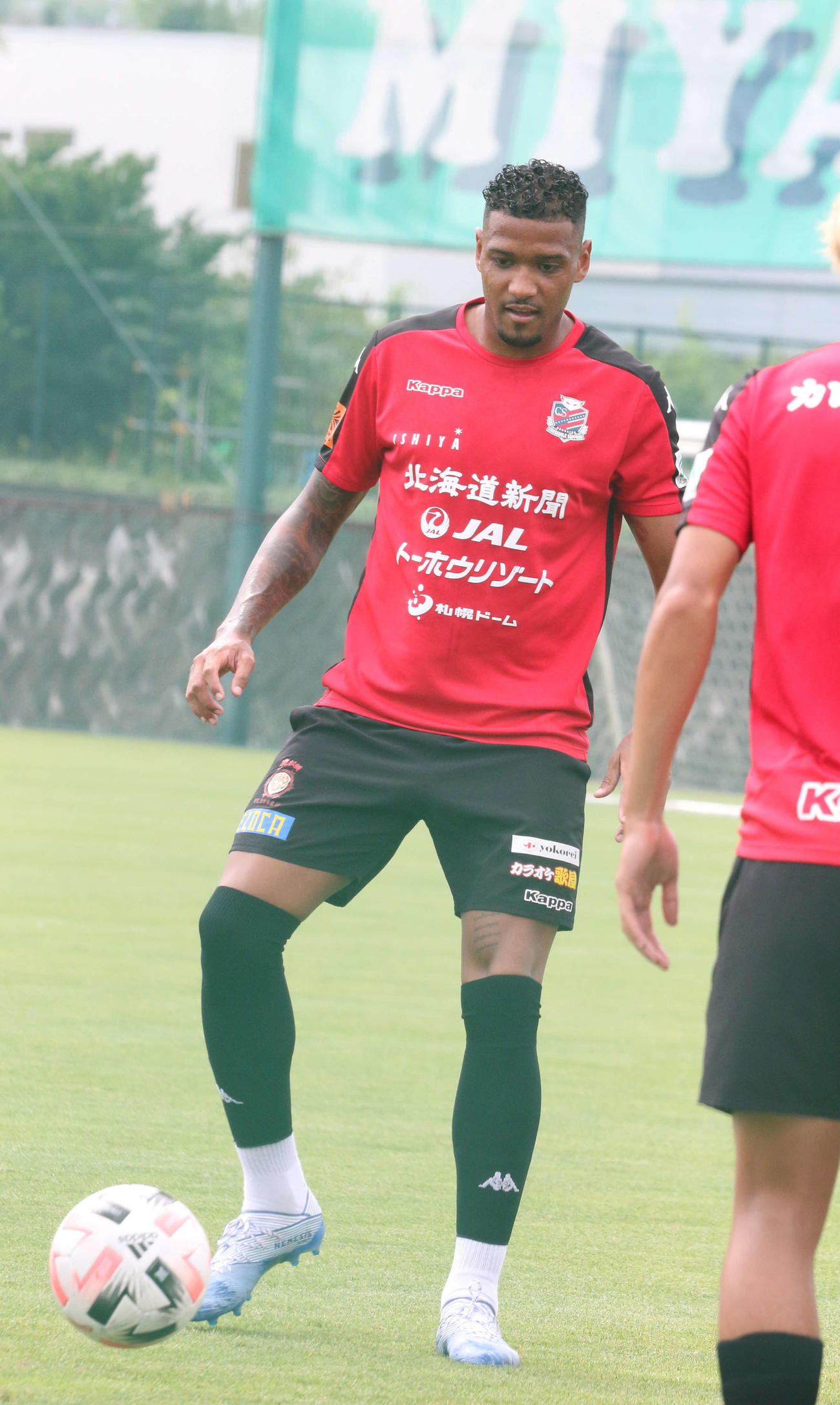 練習で汗を流す札幌FWドウグラス（撮影・浅水友輝）