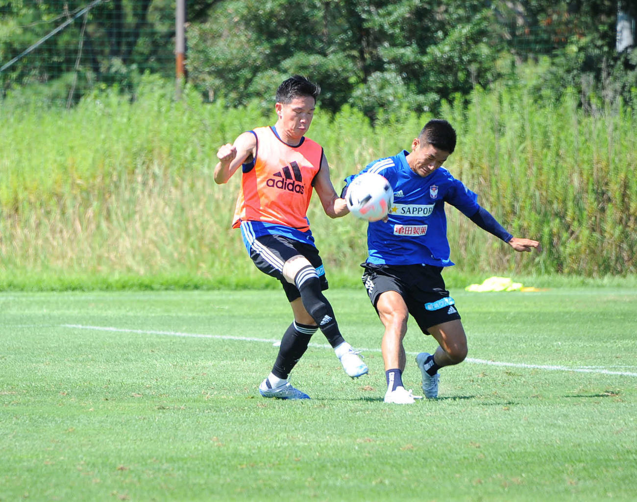 2戦連続スタメン出場とプロ初得点を狙う矢村（左）