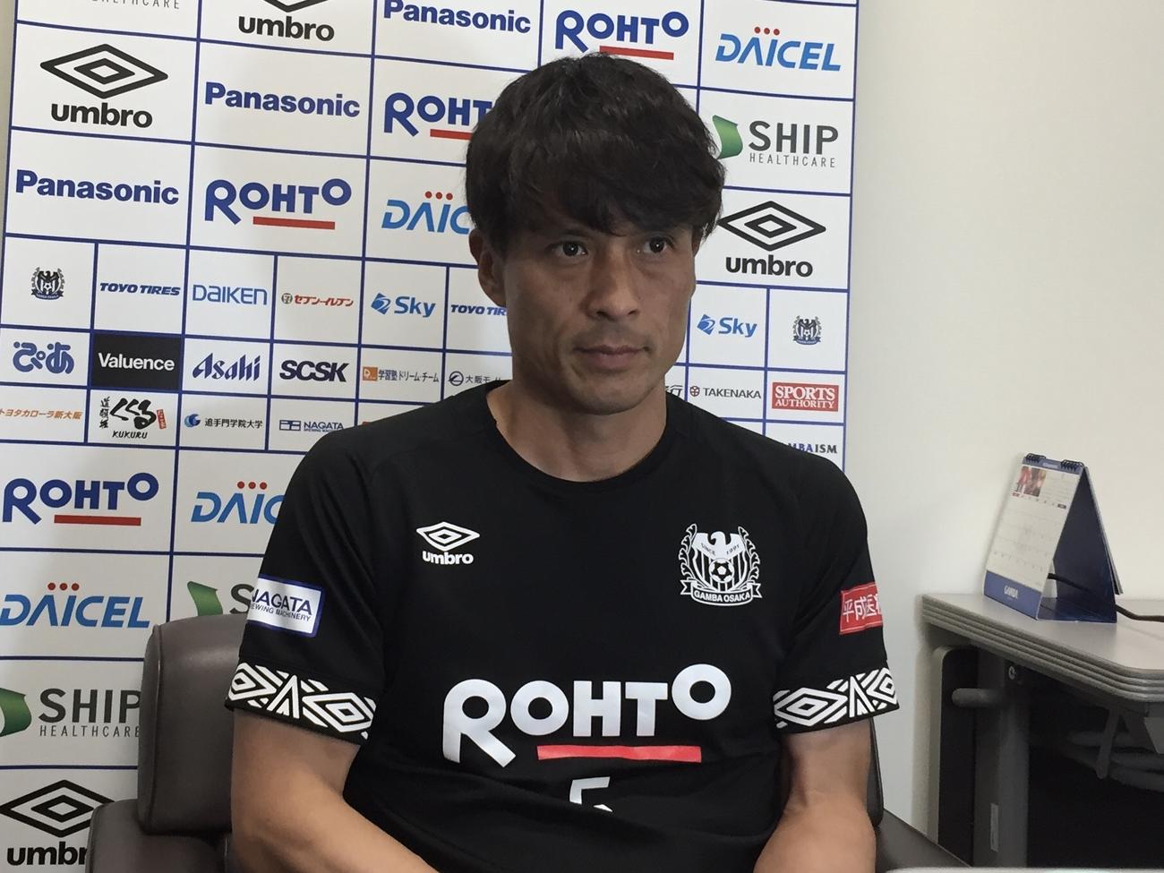 取材対応するG大阪宮本監督（C）GAMBAOSAKA