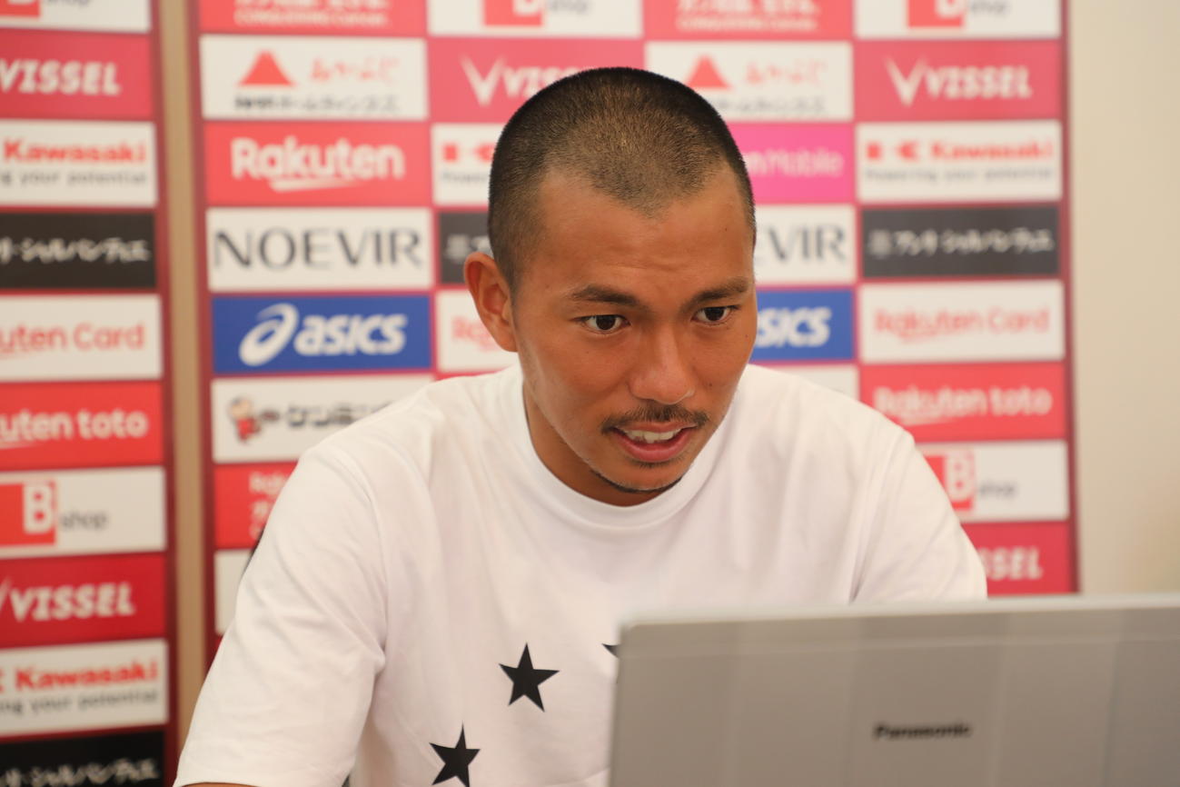 取材に応じる神戸FW小川（C）VISSELKOBE