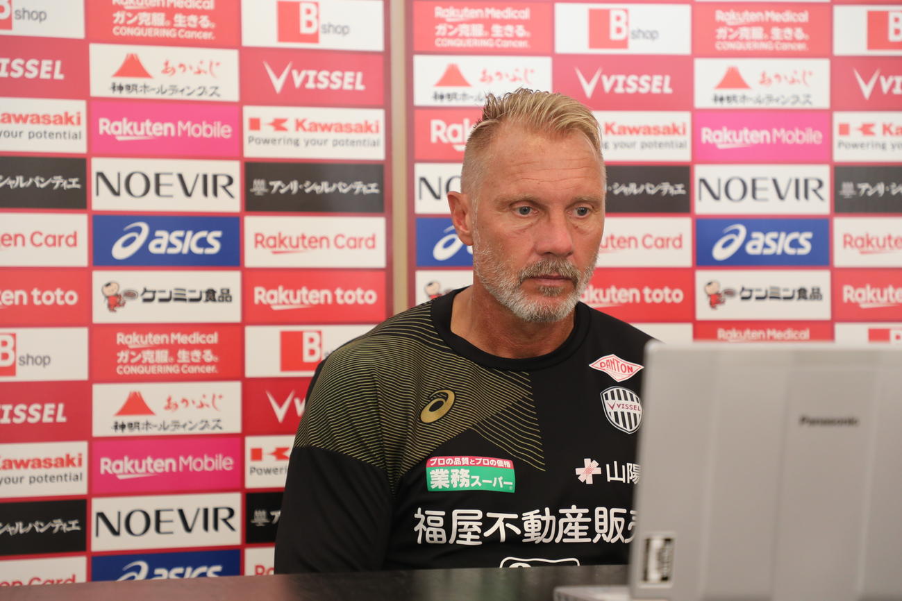取材に応じる神戸フィンク監督（C）VISSELKOBE