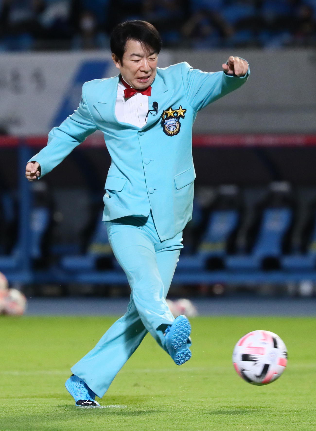 川崎F対清水　始球式を行ったダンディ坂野（撮影・足立雅史）