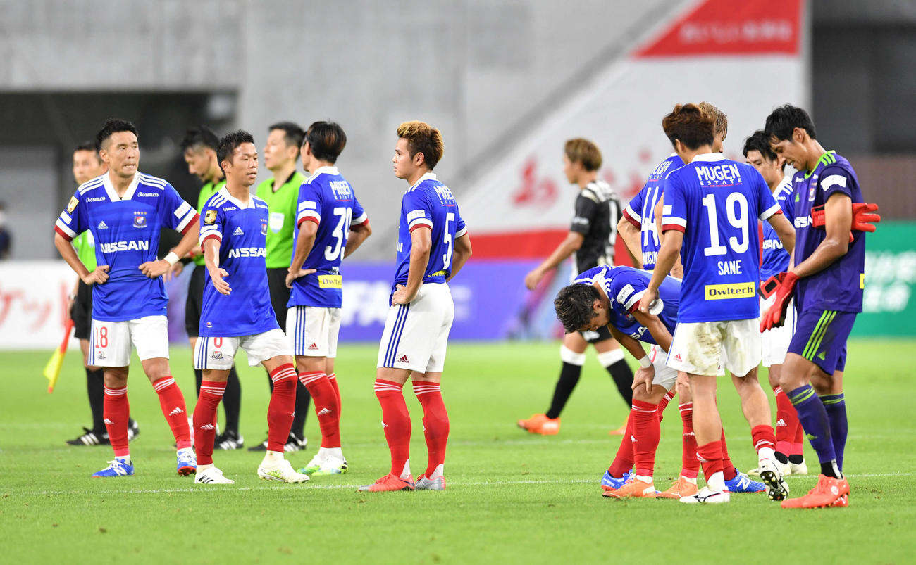 試合終了間際に2ゴールを許し同点に追いつかれドロー、悔しそうな表情を見せる横浜イレブン（撮影・岩下翔太）