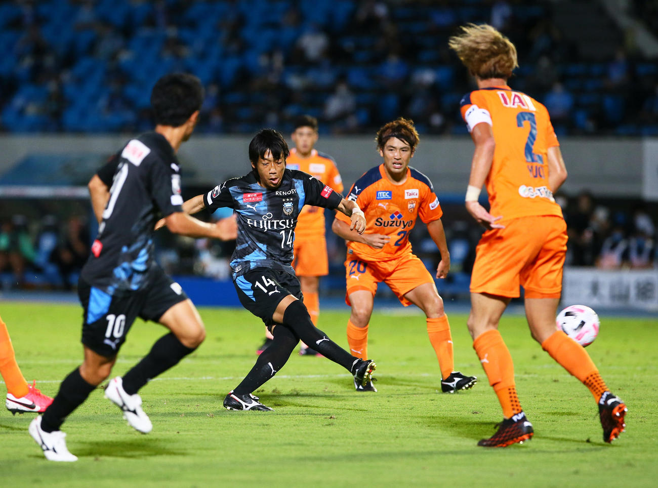 川崎F対清水　後半、シュートを放つ川崎F・MF中村（左から2人目）（撮影・足立雅史）