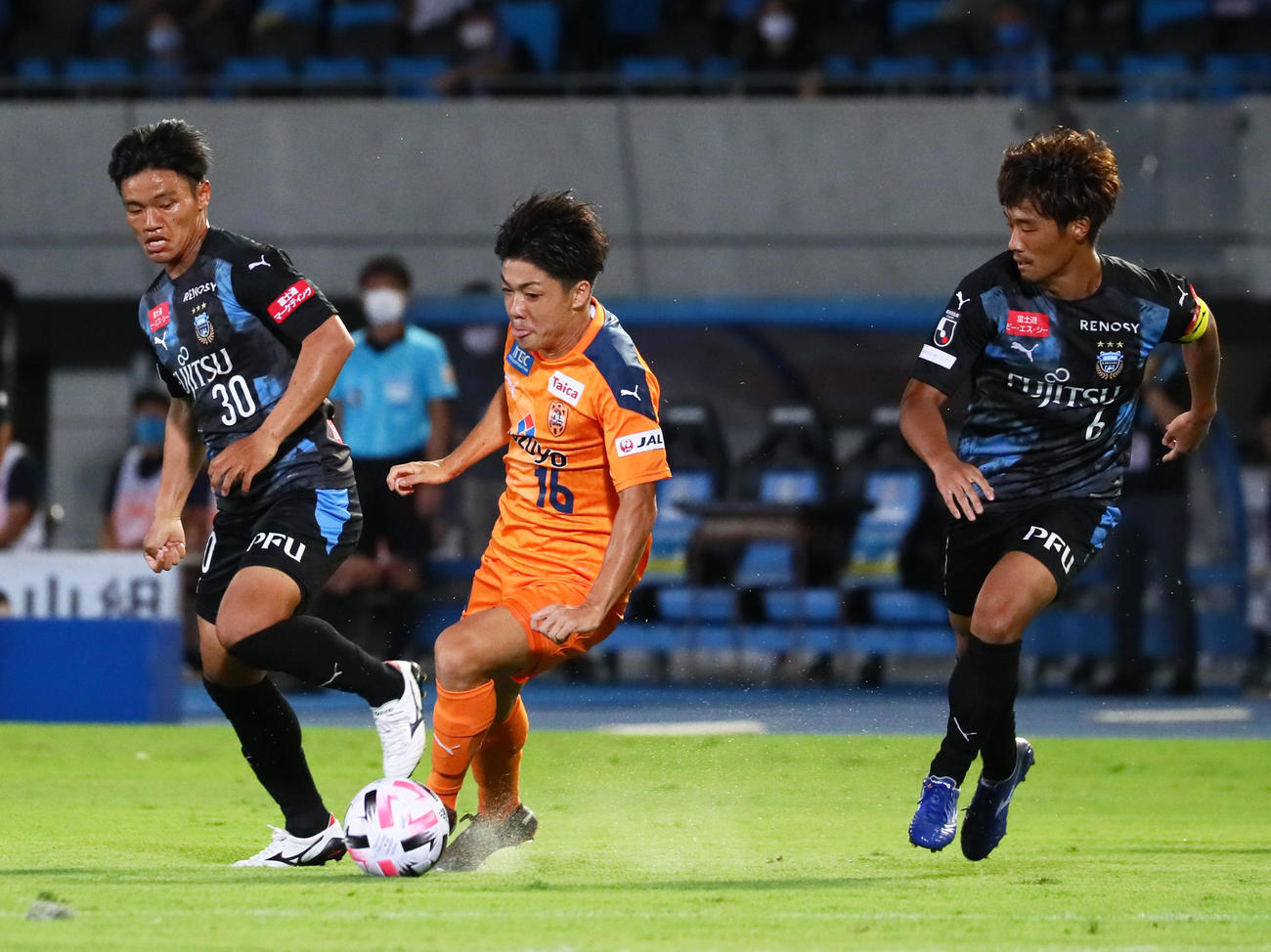 川崎F対清水　前半、攻め上がる清水FW西沢（中央）（撮影・足立雅史）