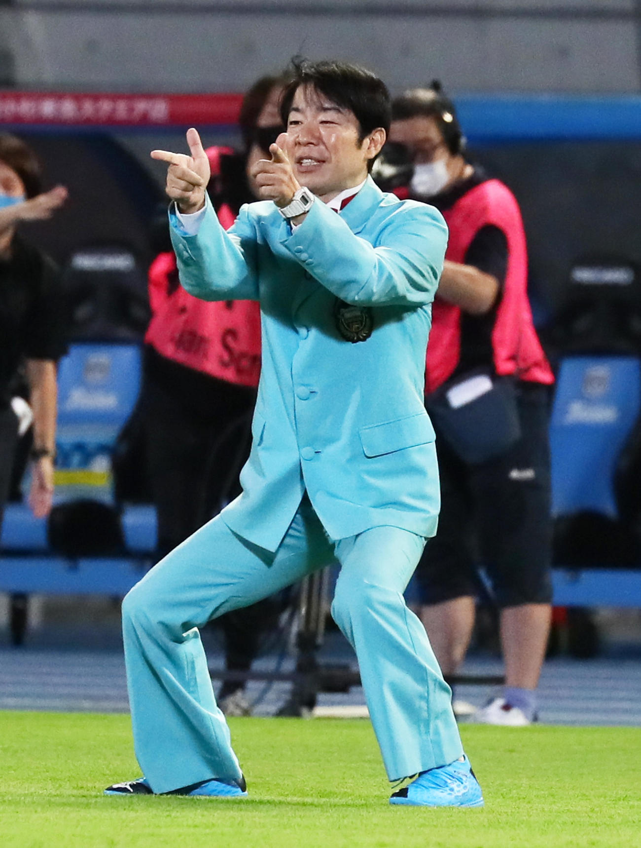 川崎F対清水　始球式を行いポーズを決めるダンディ坂野（撮影・足立雅史）