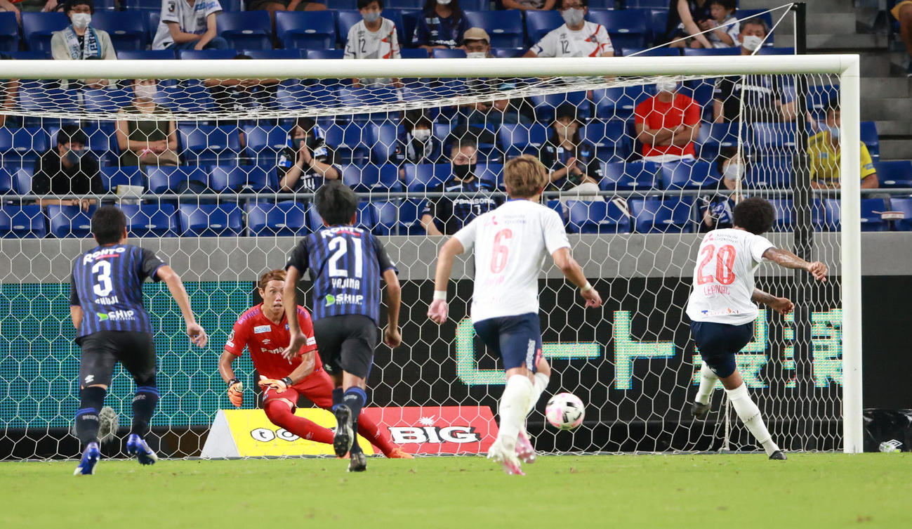 G大阪対東京　後半28分、PKを決める東京FWレアンドロ（撮影・清水貴仁）