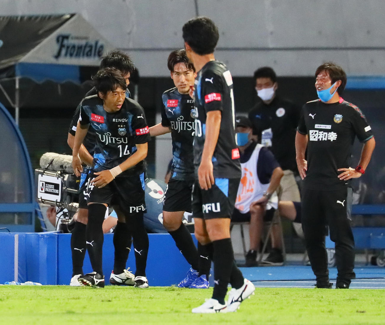 川崎F対清水　後半、途中出場でピッチに入る川崎F・MF中村（左端）（撮影・足立雅史）