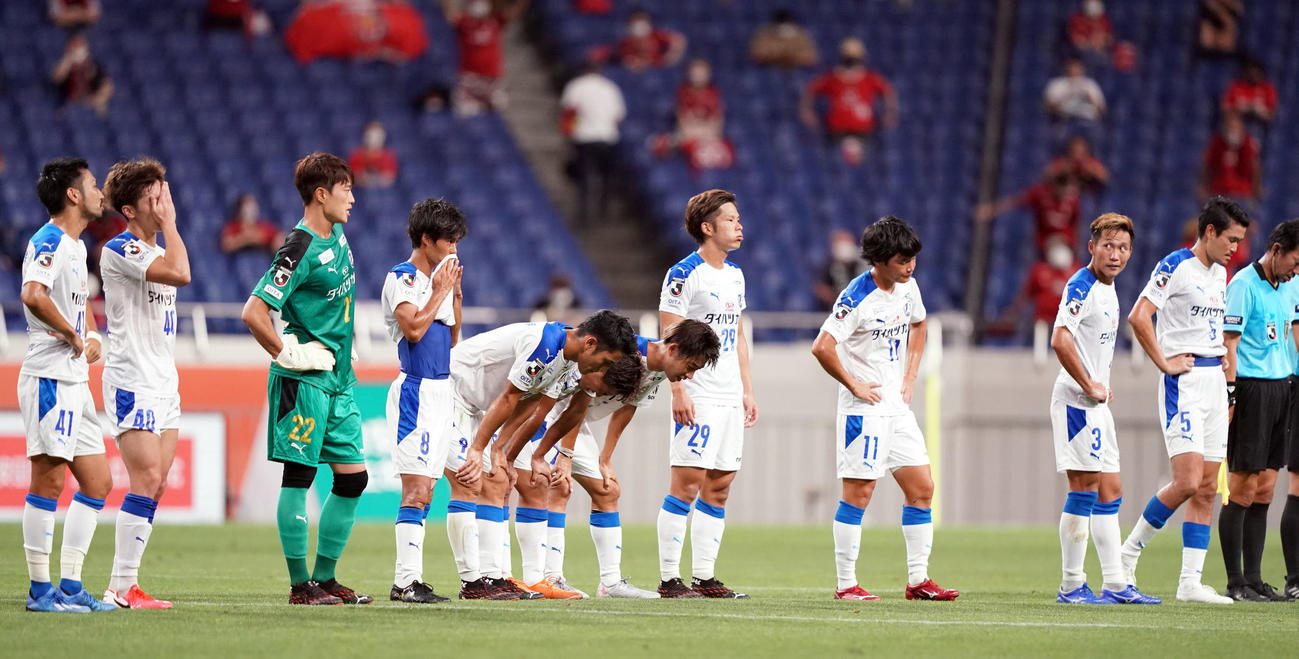 浦和対大分　逆転負けし、悔しがる大分の選手たち（撮影・狩俣裕三）