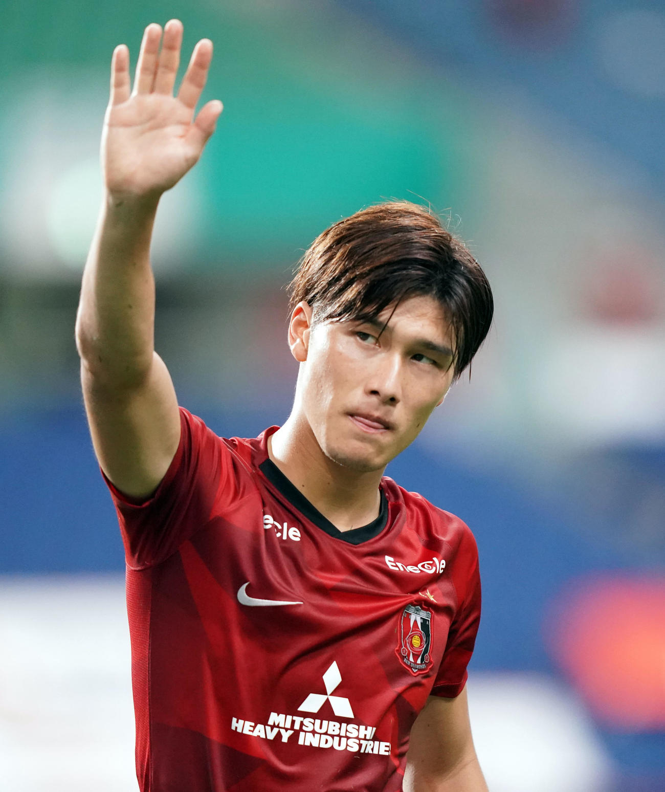 浦和対大分　試合後、サポーターにあいさつする浦和DF橋岡（撮影・狩俣裕三）