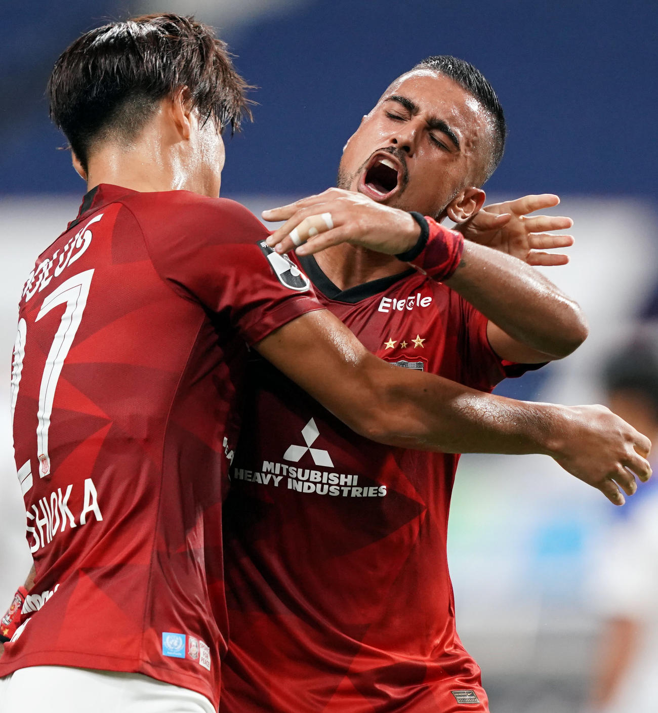 浦和対大分　前半、ゴールを決め、浦和DF橋岡（左）と喜び合うFWレオナルド（撮影・狩俣裕三）