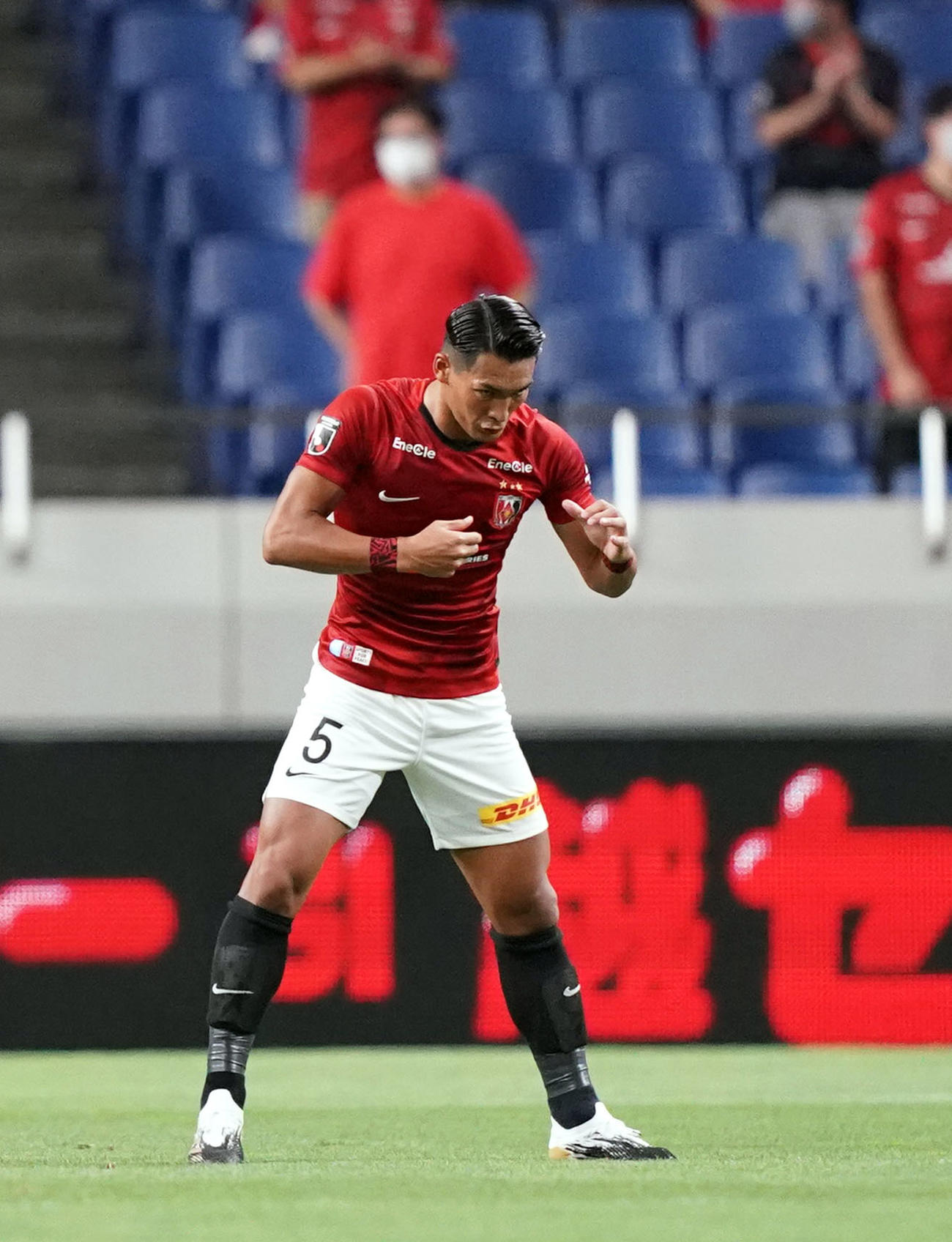 浦和対大分　試合前、精神統一する浦和DF槙野（撮影・狩俣裕三）