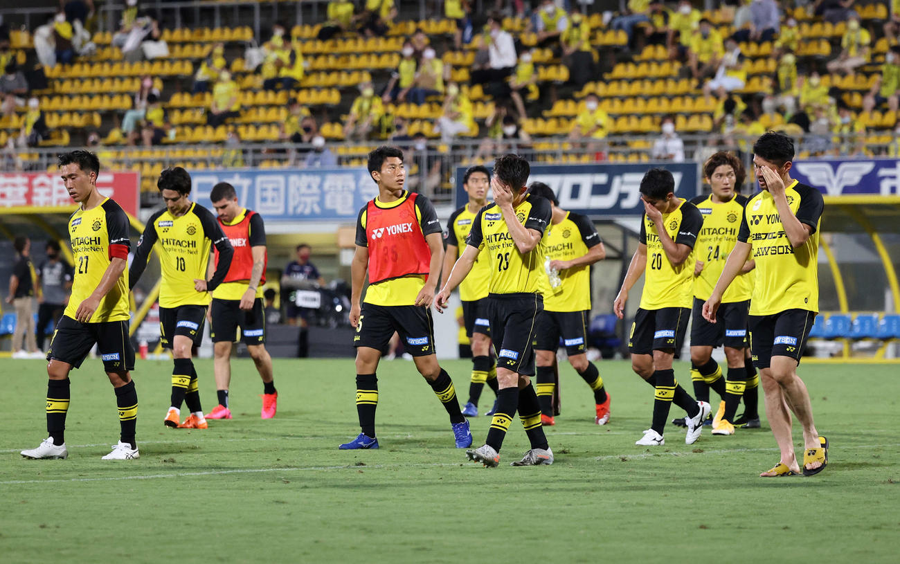 柏対鹿島　敗戦し悔しそうな表情を見せる柏の選手たち（撮影・鈴木正人）