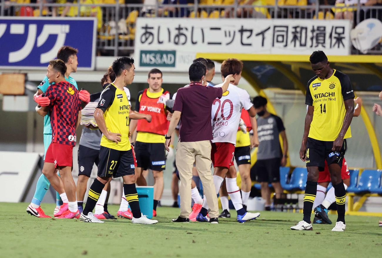 柏対鹿島　喜ぶ鹿島の選手たち（左）と悔しそうな表情を見せる柏FWオルンガ（撮影・鈴木正人）
