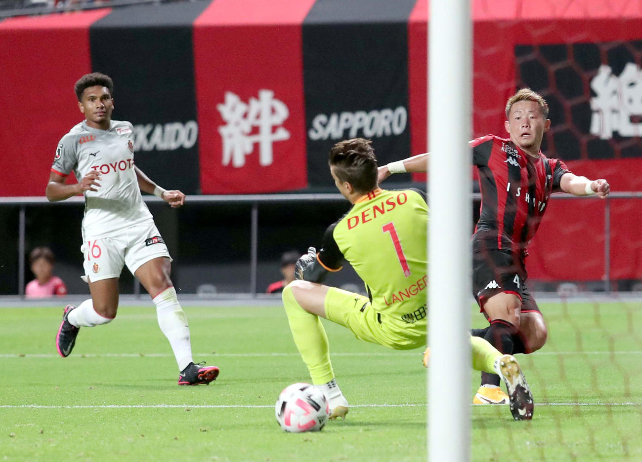 後半、札幌MF菅のシュートを防ぐ名古屋GKランゲラック（撮影・佐藤翔太）