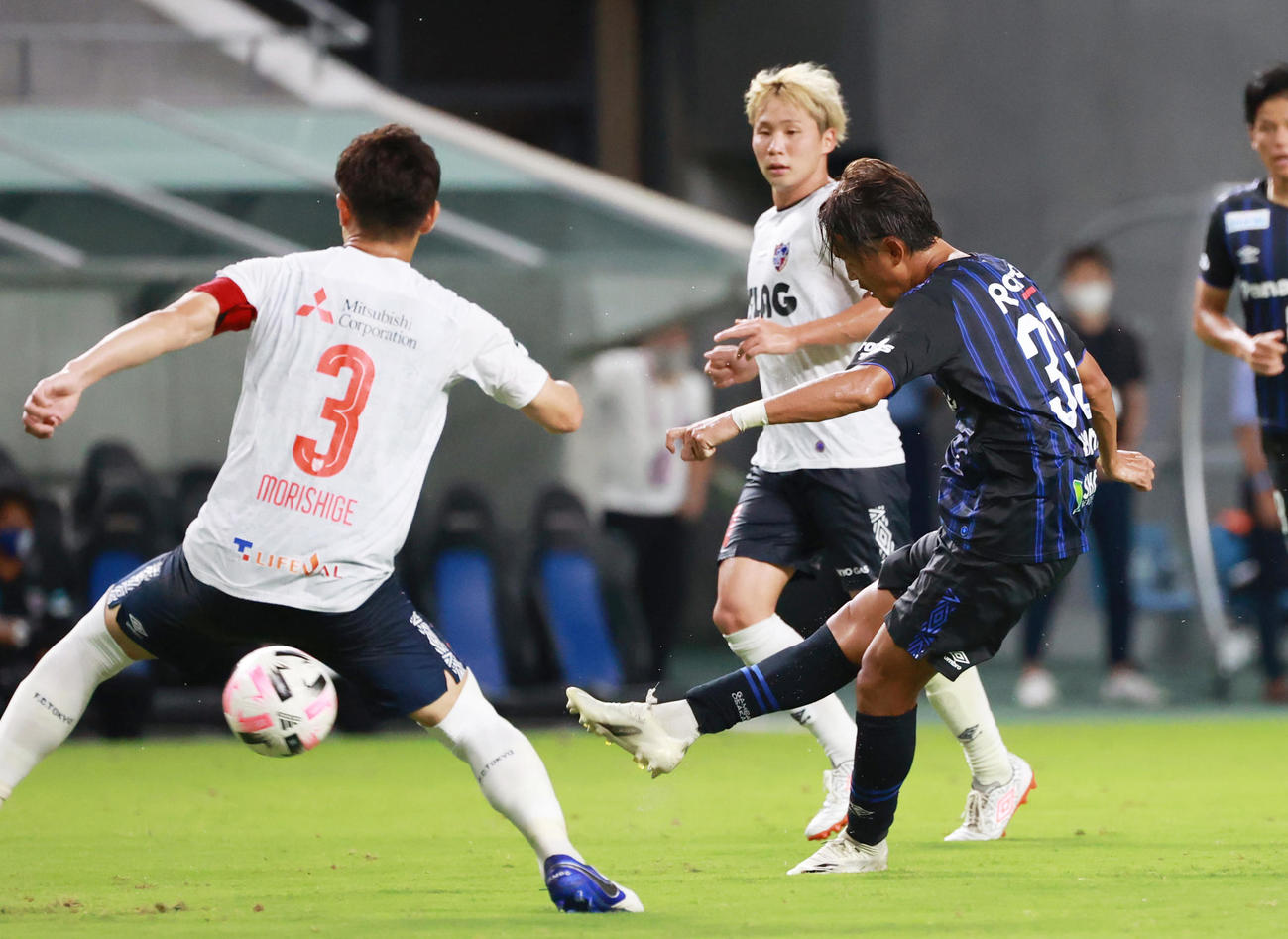 G大阪対東京　前半、痛烈なミドルシューを放ち同点ゴールを決めるG大阪FW宇佐美（撮影・清水貴仁）